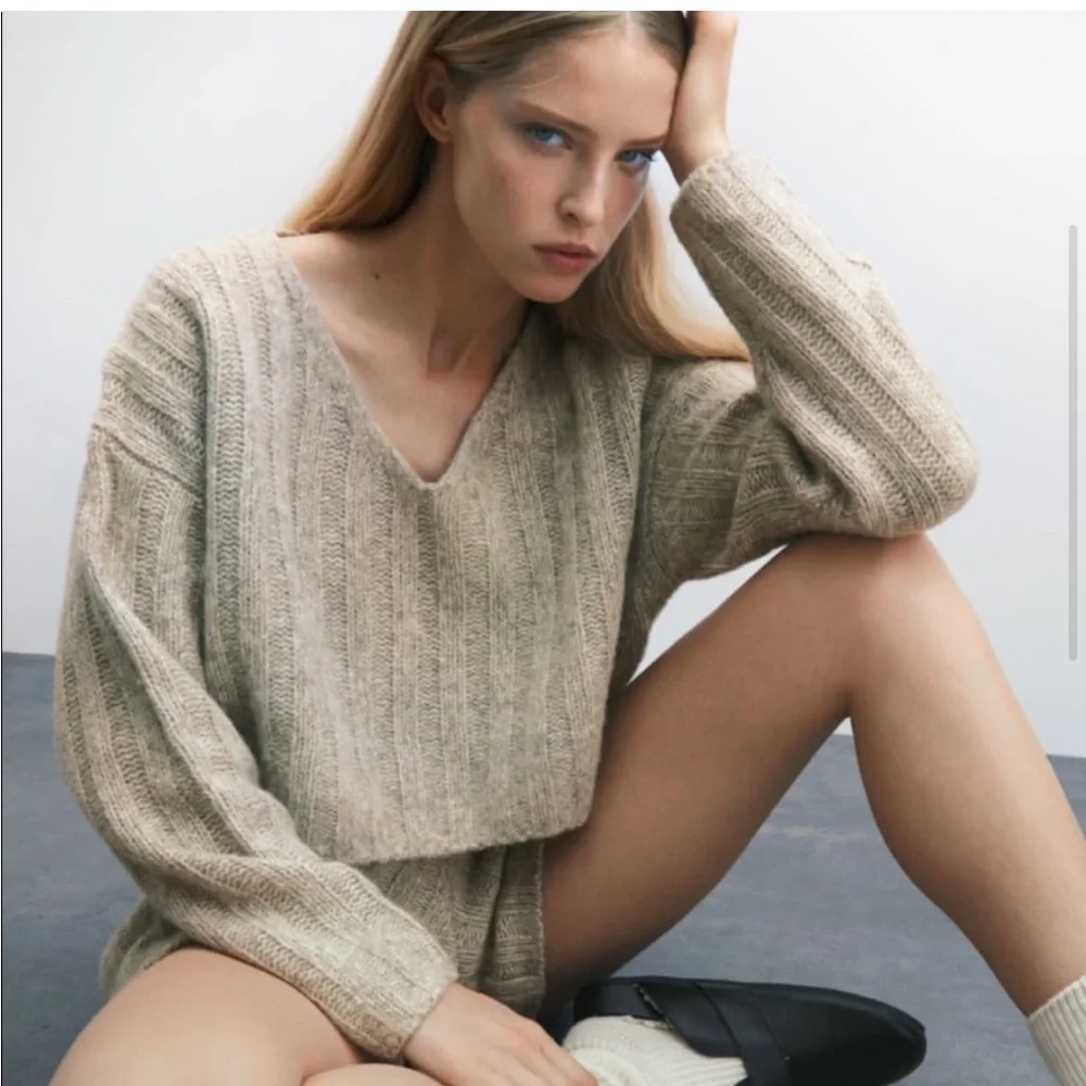 Zara Wool Blend Ribbed V-Neck Sweater Cream Cropped Knit Cozy Size M